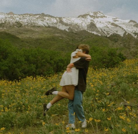 Cottagecore Couples Photoshoot, Spring Love Aesthetic, Engagement Mountain Photos, Romantic Girl Aesthetic, Kind Girl Aesthetic, Dreamy Relationships, Dreamy Couples Photography, Couple Inspo Pics, Summer Romance Aesthetic