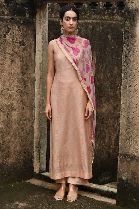 Sleeveless Kurta Set, Sabyasachi Dresses, Kurta Sets For Women Online, Long Kurta Designs, Sleeveless Kurta, Silk Kurta Set, Kurta Sets For Women, Trendy Outfits Indian, Sugar Rose