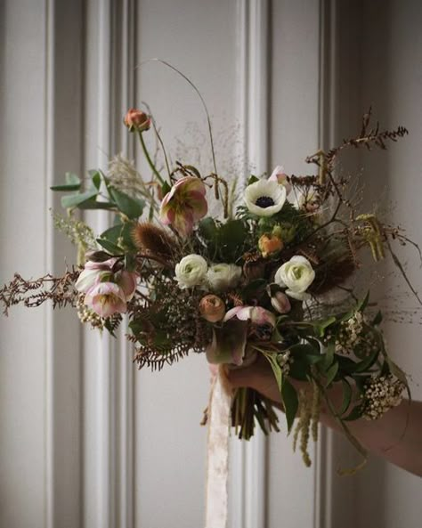 Ochre Botanical Studios on Instagram: "Late winter bouquet inspo ✨ This stunner was created at the very end of February last year. A textural medley of fluffy catkins, evergreen and winter-flowering foliage, gathered and carefully stored dried goodies and just a smattering of early Spring blooms for their colour and velvety softness. 💐&📸 @beigeblommer 🖋️MS #floralstyling #winterweddingflowers #winterbouquetinspo #botanicallyinspired #grownnotflown #sustainableflowers #seasonalweddingflowers Dropping Bouquet, February Flower Bouquet, Harvest Bouquet, Evergreen Bouquet, Winter Foliage, Dark Floral Wedding, Bouquet Styles, Winter Floral, Fall Foliage Bouquet