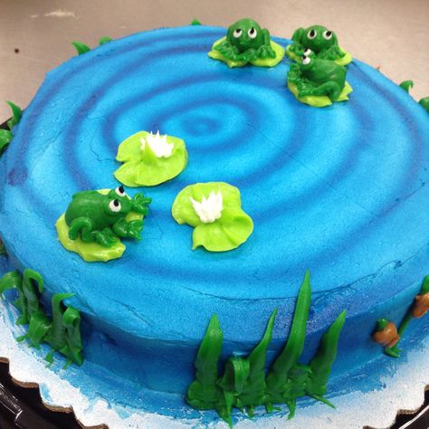 Froggy and pond 8" round cake with figure piping Superbowl Snacks Dessert, Pond Cake, Painting Cake, Animal Cakes, Superbowl Snacks, Round Cake, Cupcake Ideas, Food Cakes, Round Cakes