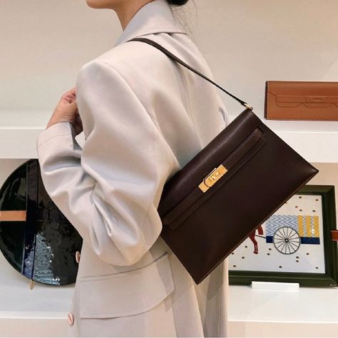 The Re-released Hermès Kelly Elan - The Bag that Every Collector Wants - PurseBop Best Hermes Bag, Hermes Kelly Bag Brown, Kelly Shoulder Bag, Hermes Kelly Pochette Outfit, Hermes Kelly Elan Bag, Kelly Pochette Outfit, Hermes Kelly 28 Outfit, Kelly To Go Hermes, Hermes Shoulder Bag