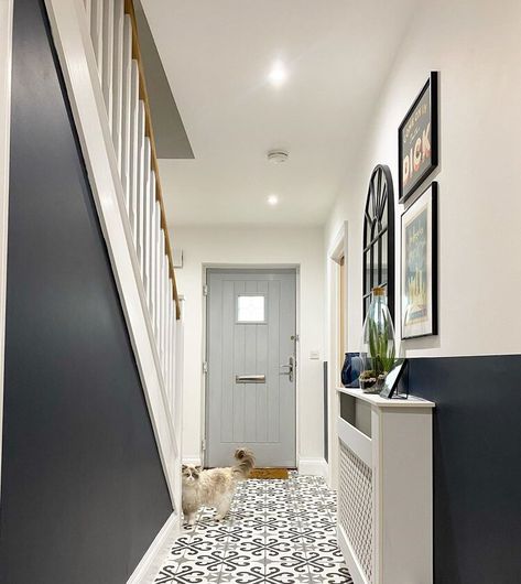 20 Clever hallway, stairs and landing ideas you need to see | Fifi McGee | Interiors + Renovation Blog Stairs And Landing Ideas, Lambriseringen Gang, Small Hallway Decorating, Hallway Stairs And Landing, Striking Wallpaper, Stairs And Hallway Ideas, Landing Decor, Entrance Hall Decor, Landing Ideas