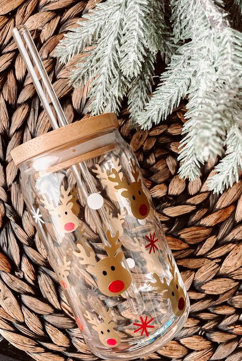 Can Glass Christmas, Dining Table Display, Beautiful Dining Table, Glass Tumbler Design, Cricut Christmas Ideas, Christmas Beer, Christmas Cups, Christmas Glasses, Christmas Vinyl