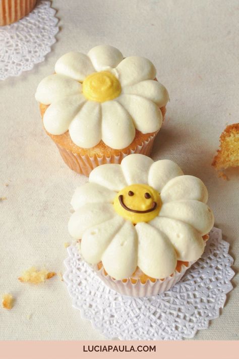 Vanilla Cupcake Decoration, Mini Cupcakes Design, Simple Flower Cupcakes Ideas, Cupcake Decorating Designs, White And Yellow Cupcakes, Diy Daisy Cupcakes, Vanilla Cupcake Design, Flower Cupcake Designs, Simple Cupcake Frosting Designs