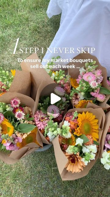 Flower Market Set Up, Flowers At Farmers Market, Farmers Market Flowers Bouquets, Flower Farmers Market Display, Flower Farmers Market, Farmers Market Flower Display, Flower Market Stall, Farmers Market Bouquet, Flowers Farmers Market