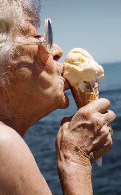 Makeup Bridesmaid, Tips To Be Happy, Old Married Couple, Martin Parr, Eating Ice, Eating Ice Cream, Lucky Ladies, Hair Bridesmaid, How To Be Happy