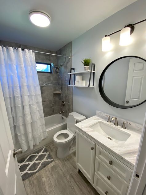 Guest Bath Ideas Decor, Grey And White Bathroom Apartment, Modern Bathroom Design Apartment, Small Bathroom Ideas Silver Fixtures, Light Grey Bathroom Decor, Clean Bathroom Aesthetic Small, New Apartment Bathroom Ideas, Grey Decor Bathroom Ideas, Small 4 Piece Bathroom Ideas