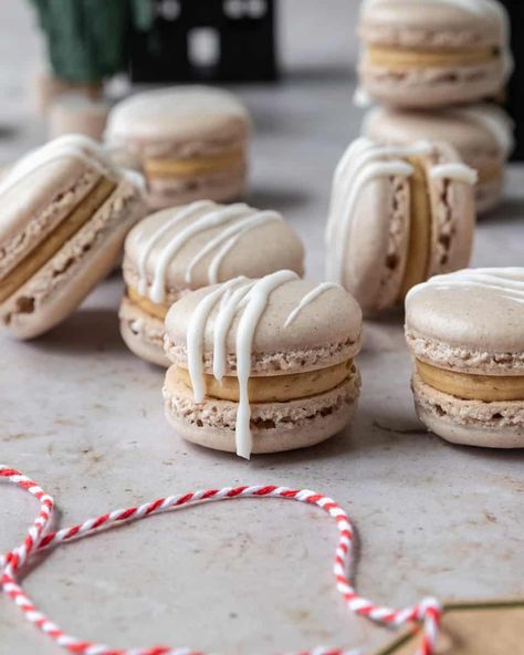 Gingerbread Macarons have a classic french macaron shell flavored with ginger, cinnamon, allspice, and cloves, filled with molasses buttercream, and drizzled with a sweet icing. French Macaron Recipe, Gingerbread Icing, Red Velvet Macarons, French Macaroon Recipes, Brown Food Coloring, Christmas Macarons, Vanilla Macarons, Macaron Filling, Macaron Flavors