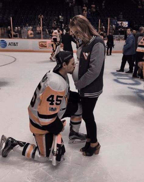 Nhl Couples, Hockey Proposal, Hockey Boyfriend Aesthetic, Hockey Relationship, Hockey Couple Goals, Nhl Wife, Hockey Couple, Hockey Boyfriend, Hockey Family