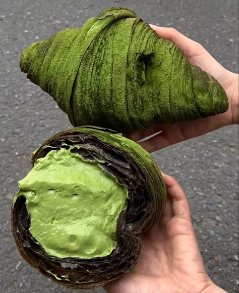 Matcha Croissant, Green Food, Food Recepie, Cute Desserts, Greens Recipe, Food Obsession, Cafe Food, Green Aesthetic, Sweet Snacks