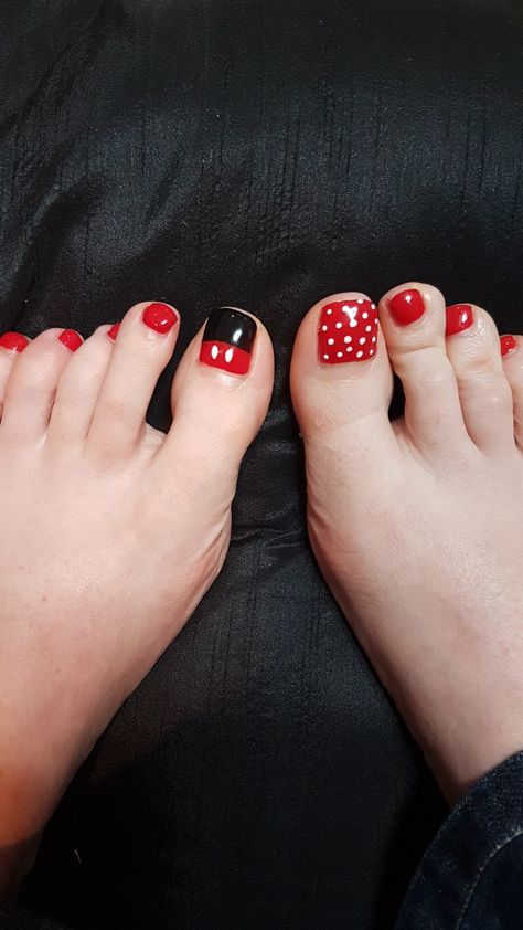 Minnie Mouse Toenails, Disneyland Toenails, Minnie Mouse Pedicure Ideas, Disney Nails Pedicure, Disney Mani Pedi, Black And Red Pedicure, Disney Toenails Pedicures, Minnie Mouse Pedicure, Disney Pedicure Toenails