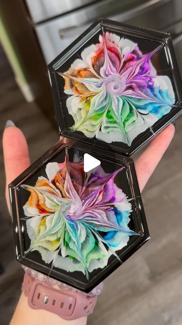 Resin Art Simple, Resin Jewelry Diy Ideas, Epoxy Coasters Diy, Rose Resin Art, Easy Resin Crafts For Beginners, Resin Coasters Ideas, Resin With Flowers, Diy Resin Flowers, Diy Coaster