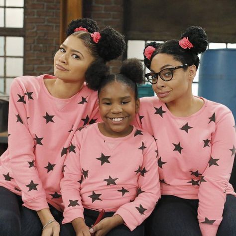 Trinitee Stokes, K C Undercover, Kc Undercover, Mode Zendaya, Old Disney Channel Shows, Estilo Zendaya, Old Disney Channel, Zendaya Outfits, Disney Channel Shows