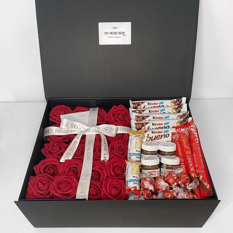 Gift Box With Flowers And Chocolate, Flower Gift Box Design, Chocolate Box Bouquet, Box With Flowers And Chocolate, Chocolate And Flowers Gift Boxes, Roses Box Gift, Roses And Chocolate Gift, Chocolate Box Gift Ideas, Box Flowers Gift Ideas