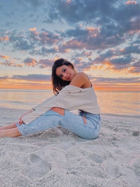 Beach Inspired Outfits Summer, Sunset Beach Senior Pictures, Winter Beach Photoshoot, Beach Sunset Poses, Vacay Poses, Quince Pics, Sunset Poses, Outfit Poses, Mexico Pictures