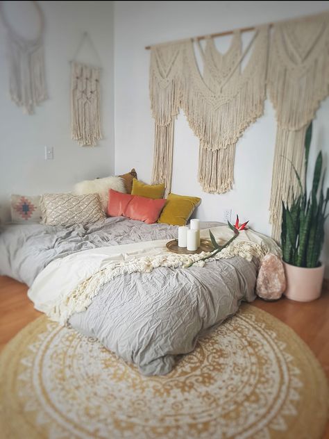 Boho Bedroom Grey Bedding, Bohemian Floor Bed, Boho Floor Bed Ideas, Boho Floor Bed Cozy Bohemian, Aesthetic Mattress On Floor, Bed On Floor Ideas Boho, Bed On The Floor Ideas Cozy Bedroom, Aesthetic Mattress, Boho Bed Ideas