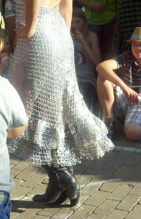 Recycled Dress Ideas, Soda Tab Crafts, Pop Can Tabs, Tab Crafts, Can Tab Crafts, Soda Can Tabs, Trash Fashion, Pop Tab Crafts, Recycling Projects