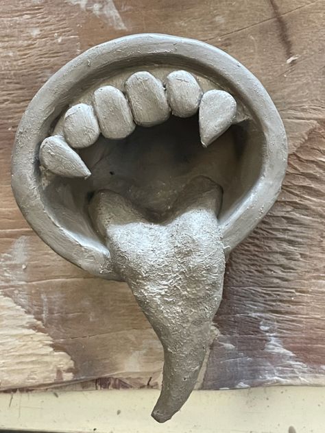 Ashtray Out Of Clay, Clay Art Grunge, Teeth Ashtray, Ash Try Out Of Clay, Cool Pinch Pots, Clay Monster Ideas, Cool Ash Trays Clay, Ceramic Project Ideas High School, Ash Tray Ideas Clay