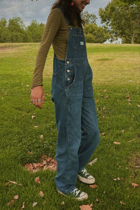 Levi Overalls Outfit, Hoodie With Overalls, Levis Overalls Outfit, Overalls Fall Outfits, Levi Overalls, Overalls Fall, Levis Overalls, Overalls Fashion, Workwear Essentials