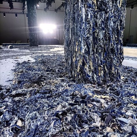 Diesel Spring Summer 2025 Runway_ SET UP • Realization and setup for Milano Fashion Week 2024 in Rubattino56 • “Diesel is denim, denim is Diesel” The location was covered with 14,800 kgs of denim waste with the aim of highlighting its beauty. • Creative Direction: @glennmartens • Best Realization Team composed by @tommaso_melideo75 @_davidemancini__ @mariotariotorre @ginapulcini and obviously me! • A project for @tecnolegno.allestimenti • • • September 2024 • #fashion #week #diesel #denim #je... 2025 Runway, Denim Diesel, Diesel Fashion, Fashion Week 2024, Milano Fashion, Diesel Denim, Summer 2025, Milano Fashion Week, September 2024