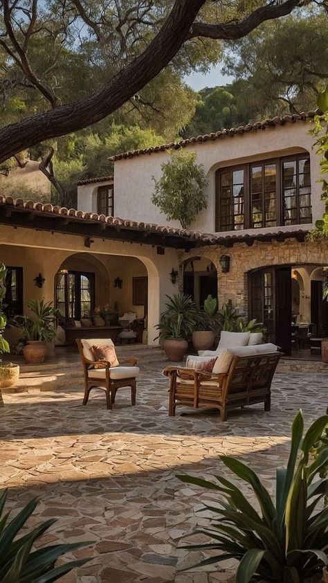 Spanish Colonial House Exterior Hacienda Style, Mexican Style Hacienda Homes, Herencia Style Homes, Hacienda Homes Exterior, Modern Mexican House Exterior, Spanish Hacienda Exterior, Casita Style Homes, Modern Dream House Exterior, Spanish Small House