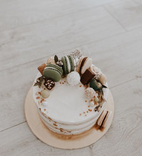 Cake Decor With Macarons, Naked Cake With Macaroons, Naked Cake Decoration, Cake Macarons, Naked Cakes Birthday, Macarons Cake Decoration, Birthday Cake Macarons, Birthday Cake With Macarons, Coconut Birthday Cake