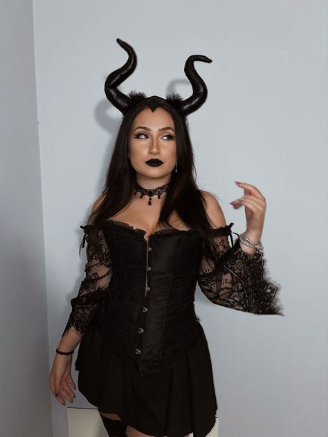 Maleficent Costume Diy Plus Size, Costumes For Dark Hair Halloween, Maleficent Halloween Outfit, Malefecint Halloween Costume, Halloween Costumes For Long Dark Hair, Cute Maleficent Costume, Iconic Halloween Costumes For Brunettes, Halloween Malifecent, Malicifent Costume