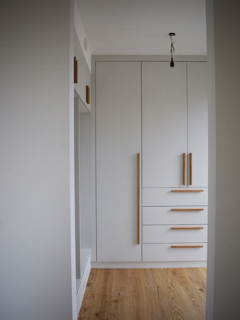 Scandinavian Wardrobe Design, Minimal Cupboard, Scandinavian Closet, Bedroom Cupboards, Wardrobe Door Designs, Wardrobe Interior Design, Closet Layout, Baby Room Design, Cupboard Design