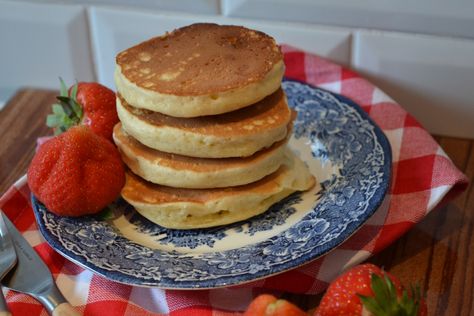 Kos, South African Flapjack Recipe Easy, Mini Pancakes Recipe, African Desserts, Chocolate Flapjacks, Crumpet Recipe, South African Desserts, Scotch Pancakes, South African Dishes