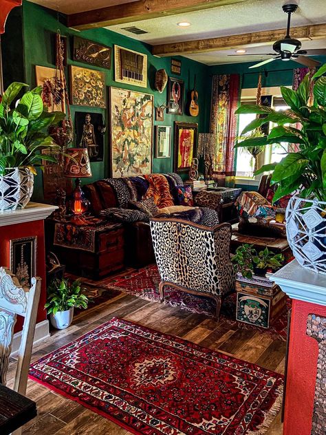 Maximalist Decor Small Spaces Living Room, Eccentric Maximalist Decor, Earthy Maximalist Decor, Maxamilist Decor, Eclectic Salon Decor, Ecletic Decoration, Eccentric Home Decor, Maximalist Studio, Maximalist Studio Apartment