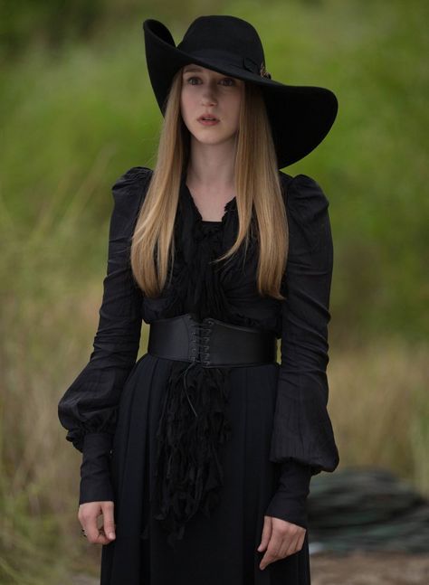 Coven Fashion, American Horror Story Costumes, Zoe Benson, American Horror Story Characters, Ahs Coven, American Horror Story Coven, Emma Roberts, Horror Story, Halloween Disfraces