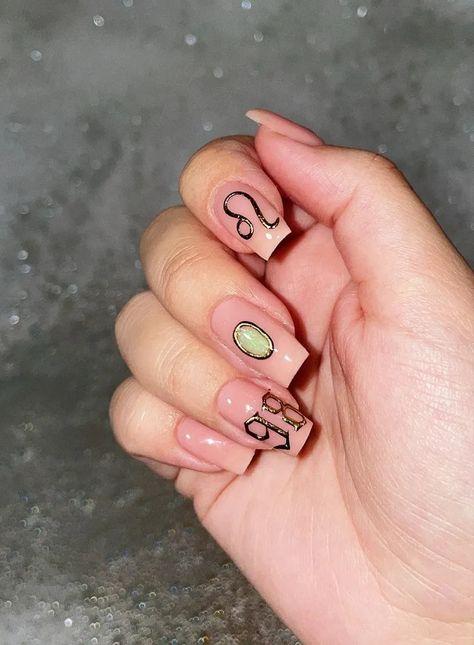 Top 10 Leo Season Nail Ideas to Channel Your Inner Lioness! Zodiac Nails Designs Leo, 21st Birthday Nails Leo, Leo Nails Acrylic Design, Leo Sign Nails, Leo Bday Nails, Leo Acrylic Nails Zodiac, Leo Themed Nails, Virgo Nails Designs Short, Birthday Nails Leo Season