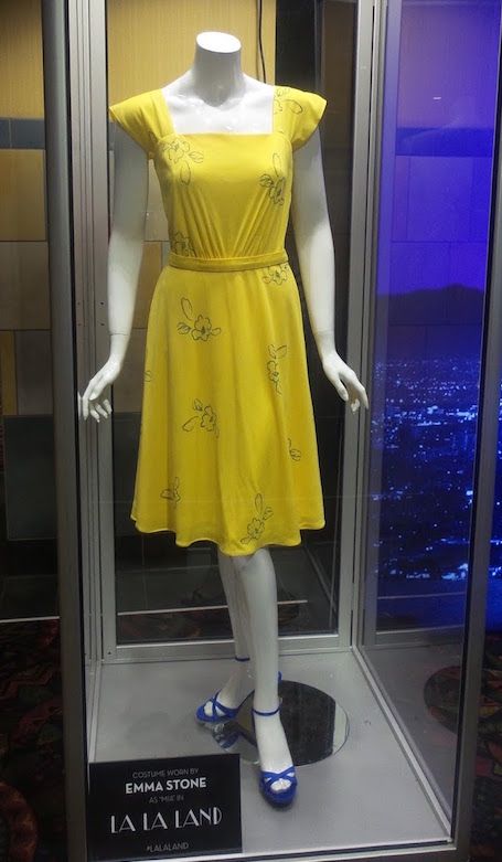 What a Waste of a Lovely Night: The Yellow La La Land Dress | Zoopolis Emma Stone La La Land Outfits, La La Land Inspired Outfits, Lala Land Costume, La La Land Costumes, Lala Land Dresses, La La Land Dress, Emma Stone La La Land, Vintage Outfits Ideas, Cute Vintage Dresses