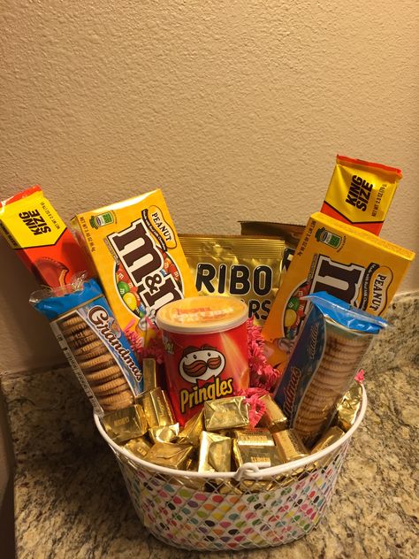 Made this munchies basket for a friend at work! Taki Chips Gift Basket, Delivery Snack Basket, Black Snack Basket, One Color Snack Basket, Orange Snacks Basket, Sports Easter Basket, Xmas Dinner Party, Easy Cold, Homemade Gift Baskets