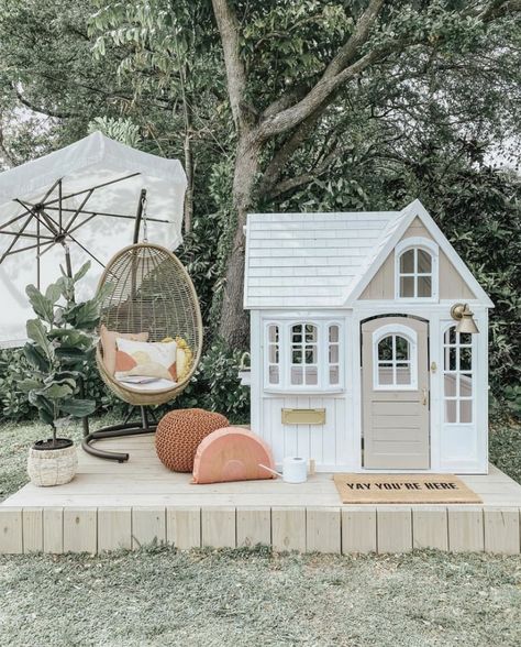 Kids Playhouse Ideas, Outdoor Playhouse Plans, Incredible Tiny Homes, Tiny Apartment Decorating, Modern Playhouse, Kids Cubby Houses, Kids Playhouse Outdoors, Playhouse Ideas, Outdoor Playhouse