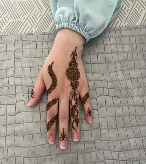 Indian Mehndi Design, Bridal Henna Design, Finger Mehendi Designs, Tattoo Designs Hand, Henna Designs Wrist, Mehndi Designs Fingers, Indian Mehndi, Henna Tattoo Designs Hand, Pretty Henna