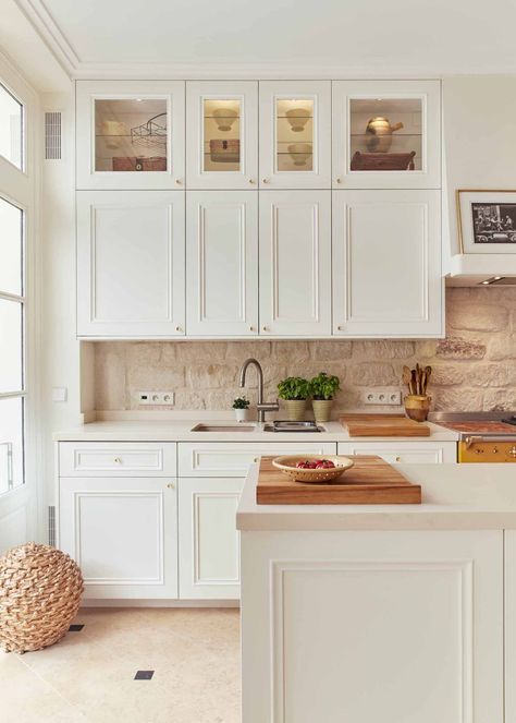 British Country Kitchen, Modern French Country Kitchen, Country Kitchen Backsplash, French Kitchen Design, French Country Kitchen Ideas, British Kitchen, Country Kitchen Ideas, Modern French Country, French Country Kitchens