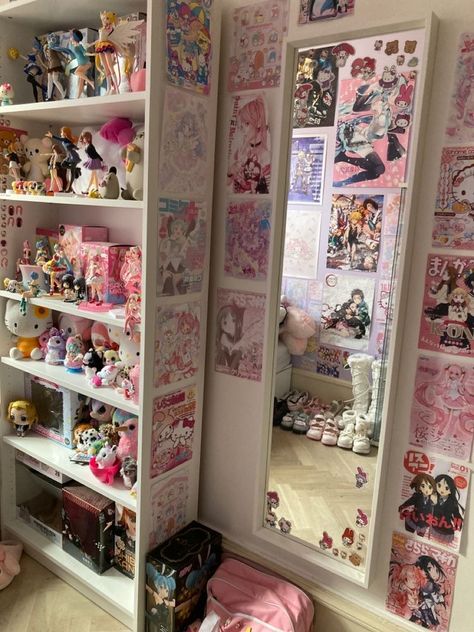 Kawaii Room Storage, Bunk Bed Kawaii Room, Cute Room Kawaii, Kawaii Room Anime, Pink Otaku Room, Pink Room Wall Ideas, Cute Anime Bedroom Ideas, Pink Anime Room Aesthetic, Kawaii Loft Bedroom