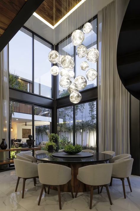 Casa del Agua by Di Frenna Arquitectos | HomeAdore Two Story Dining Room Ideas, White Kitchen With Black Accents Modern, Ideas Sala Comedor, Dining Room Ideas Modern, Ideas Comedor, Modern Dining Room Ideas, Dining Room Chandelier Modern, Chandelier Dining Room, Dining Room Design Modern