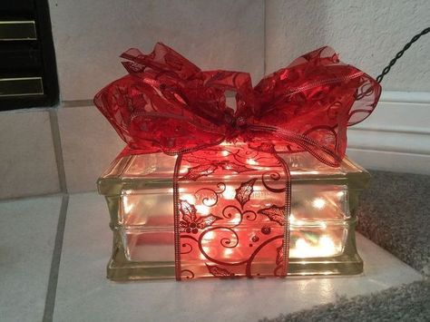 glass block, Winter Decor, Christmas Decor, Gift Ideas, Easy Craft, lights, present Glass Fall Decor, Snacks Design, Children Projects, House Crochet, Glass Block Crafts, Weather Crafts, Snowflakes Art, Christmas Light Installation, Old Baskets