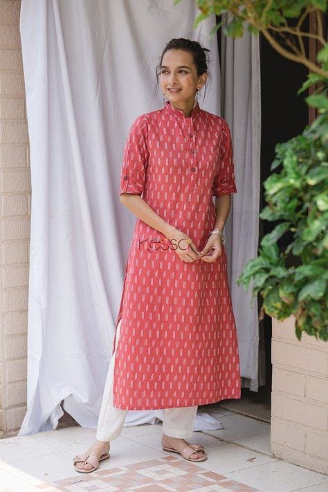 An elemental kurta is a calming shade of coral pink with Chinese collar. it comes with cuffed elbow length sleeves and side slits. The yoke is buttoned making it a perfect addition to your office wear wardrobe. Sleeves Design For Kurtis, Latest Traditional Dresses, Collar Kurti Design, Collar Kurti, Different Types Of Dresses, Double Layer Dress, Diva Dress, Simple Kurti Designs, Salwar Designs