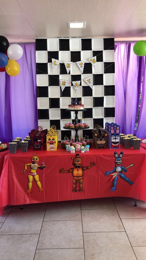 Five Nights At Freddy's Birthday Party Games, Five Nights At Freddy's Birthday Decorations, Fnf Party Ideas, Fnaf Birthday Decorations, Security Breach Party Ideas, Fnaf Centerpieces, Fnaf Birthday Party Ideas Cakes, Fnaf Birthday Cake Ideas, Fnf Birthday Party Ideas