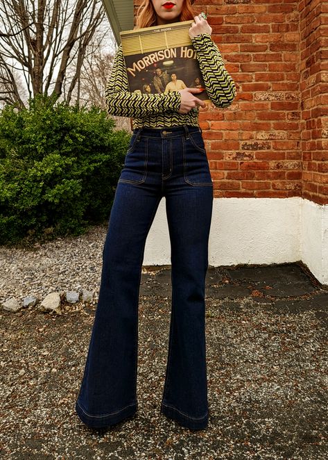 Bell Bottom Jeans Outfit 70s, 70s Flare Jeans Outfit, Bell Bottom Jeans Outfit, Flare Jeans Outfit, Wide Leg Jeans Outfit, 70s Denim, Blue Jean Outfits, Outfits 70s, Blue Flare Jeans