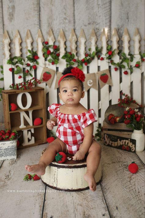 Strawberry Theme Photo Shoot, Berry Sweet Photoshoot, Very Berry First Birthday Photo Shoot, Strawberry Birthday Pictures, Berry Sweet One First Birthday Photo Shoot, First Birthday Strawberry Theme Photoshoot, Strawberry Themed 1st Birthday Pictures, Strawberry Smash Cake Photos, My Berry First Birthday Photoshoot