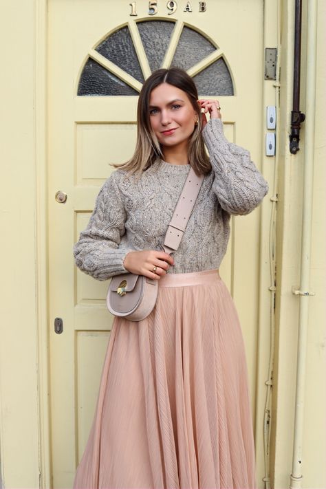 #winterstyle #hm #winterfashion #sweater #sweaterweather #shorthairstyles #crossbodybag #softmakeup #mystyle #winteroutfits #outfitoftheday #outfitideas #outfitinspiration #styleblogger #styleinspiration #fashionblogger #tulleskirt Dusty Pink Skirt Outfit, Pink Pleated Skirt Outfit, Pattern Skirt Outfit, Pink Fall Outfits, Midi Skirt Outfit Winter, Pleated Skirt Outfits, Midi Skirt Winter, Pink Skirt Outfits, Pink Midi Skirt