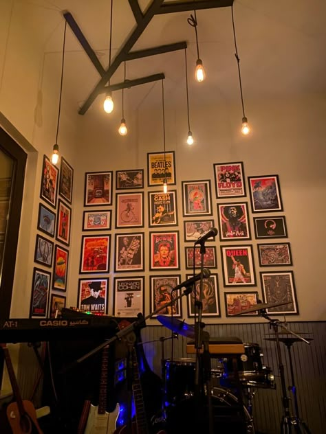 Music Room Lights, Cafe Music Stage, Small Music Venue Design, Music Cafe Aesthetic, Cafe With Stage, Podcast Room Aesthetic, Open Mic Night Aesthetic, Music Business Aesthetic, Open Mic Aesthetic