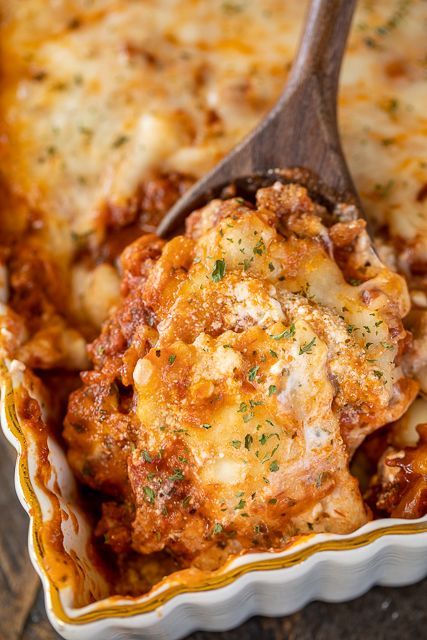 Million Dollar Ravioli Casserole - seriously delicious! Meat sauce, frozen ravioli, and 4 cheeses! The BEST pasta casserole EVER!!! Can make ahead and refrigerate or freeze for later. Frozen cheese ravioli, cream cheese, sour cream, cottage cheese, Italian sausage, spaghetti sauce, parmesan cheese and mozzarella cheese. Serve with a simple salad and garlic bread. Great for dinner parties and potlucks! Everyone loves this easy casserole! I never have any leftovers!! #casserole #pasta #freezermeal Million Dollar Ravioli, Best Garlic Bread Recipe, Ravioli Casserole, Ravioli Lasagna, Sausage Spaghetti, Cheese Ravioli, Simple Salad, Plain Chicken, Pasta Casserole