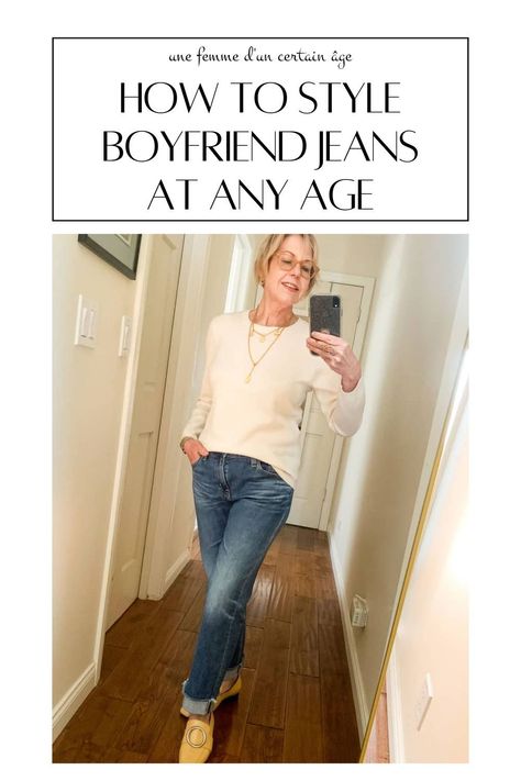 Achieve a refined, casual Autumn fashion look by pairing boyfriend jeans with loafers. Perfect for early fall outfits, this trendy fall outfit strikes the balance between laid-back and polished. Add a cozy sweater and simple accessories to create an effortless, comfortable look that works for any casual outing! Boyfriend Jeans And Boots Outfit, Shoes To Wear With Boyfriend Jeans, How To Wear Boyfriend Jeans In Winter, What To Wear With Boyfriend Jeans, Cuffed Jeans Outfit 2024, How To Style Boyfriend Jeans, Outfits With Boyfriend Jeans, Boyfriend Jeans Outfit Casual, Boyfriend Jeans Outfit Fall