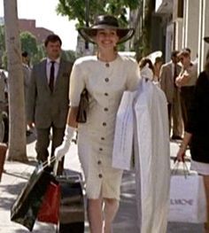 Pretty Woman: Julia Roberts dons a cream dress, white gloves and an amazing black hat while shopping on Rodeo Drive. Pretty Woman Film, Julia Roberts Movies, Pretty Woman Movie, Pretty Woman Costume, Walking Down The Street, Woman Movie, Richard Gere, Movies Outfit, Movie Fashion