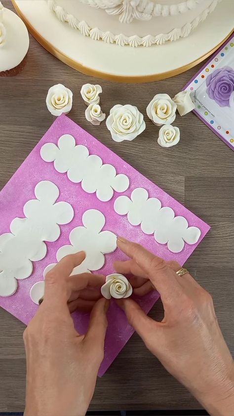 Kue Fondant, Tårta Design, Fondant Flower Tutorial, Fondant Cake Designs, Fondant Rose, Buttercream Cake Decorating, Icing Flowers, Cake Decorating With Fondant, Cake Decorating Piping